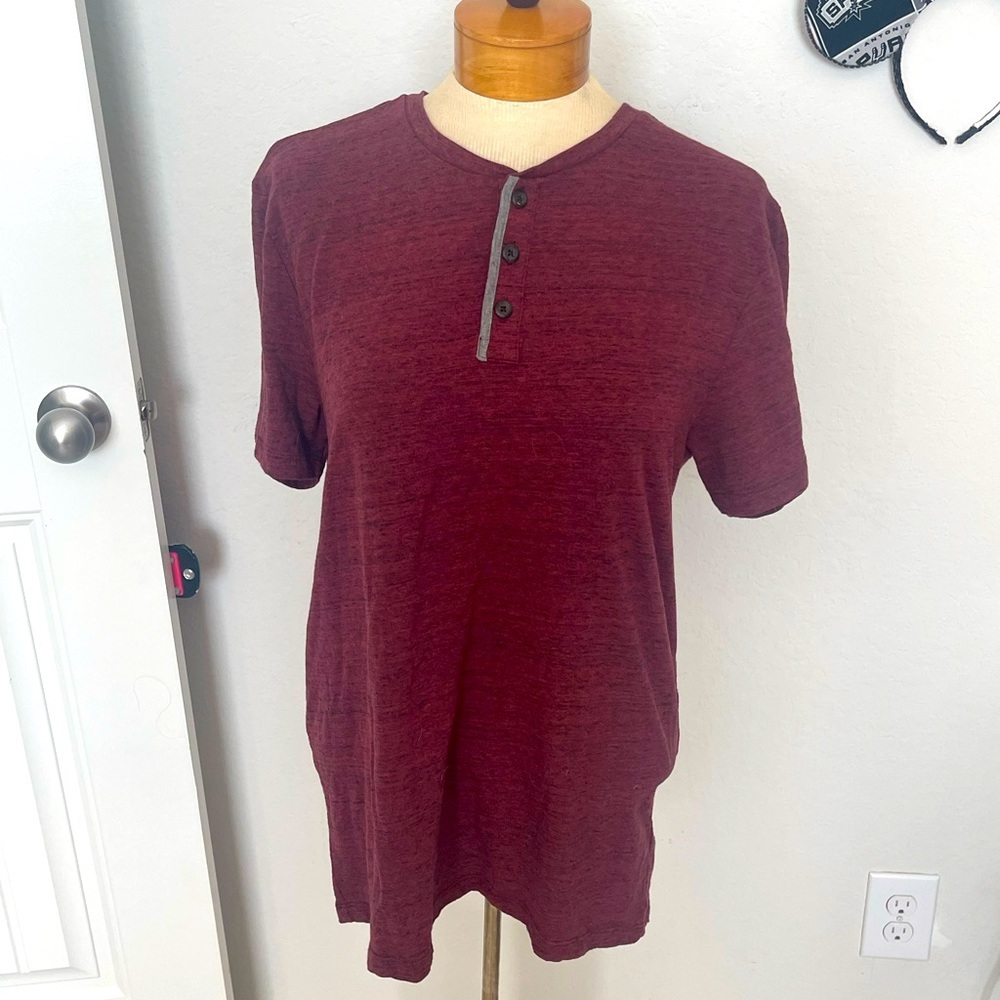 Old Navy Men’s tee - Picture 1 of 2